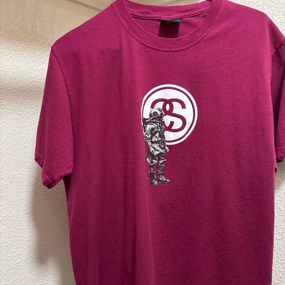 Stüssy Astronaut Graphic Tee Men’s M• Maroon Cayenne Red Streetwear 100% Cotton